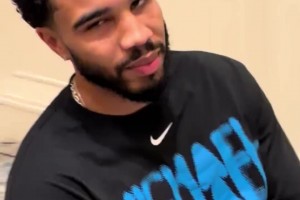 输球后最大的慰藉就是小球迷在球员通道给你一个拥抱了吧！