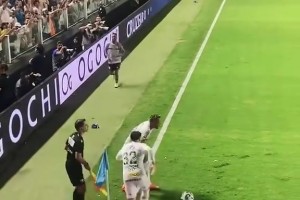 摄像头就在那！C罗问迭戈-洛佩斯：你植了3600根头发是吗？