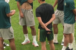 失去理智！汪士钦拉倒对手后又上手推，替补上场被直红罚下