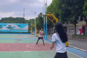 火箭客场战胜骑士，赛前杜兰特为等候在酒店外的球迷疯狂签名~