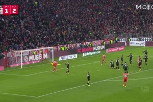 又是角球！弗赖堡角球机会曼赞比头球破门，拜仁连丢两球