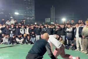 笑死！徐静雨此前与身材炸裂的女主播连线，眼神都迷离了