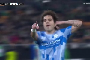 神仙球！乌德勒支前锋米格尔中场直接吊射攻破贝蒂斯！