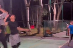 哥们，你这造型不去拍综艺，跑来打球啊