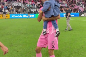 布斯克茨、阿尔巴和德保罗与家人一起庆祝他们赢得东部联盟冠军