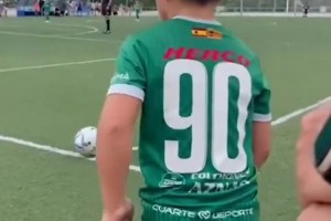 这位置挺好啊！名场面：球迷管安切洛蒂要口香糖吃！