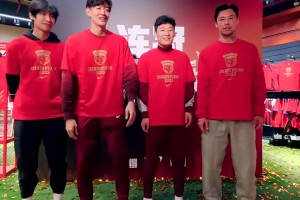 颜骏凌社媒发布：哥儿几个第一次拍，冠军出街fitcheck一下