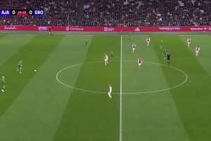 太疯狂了！阿贾克斯球迷现场点燃超大型烟花把球场炸得鸡飞狗跳！