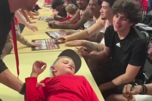 笑死！篮球员运动员签名一脸懵圈！儿子：这样真的好吗？