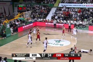 今天是中国队表现最出色的！程帅澎突破崴脚，被队友搀扶回替补席