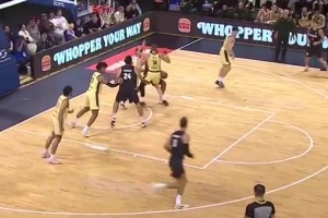 卧槽！新西兰球员这记隔扣太凶残了！