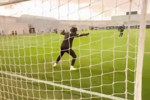 欢声笑语！曼城训练花絮：哈兰德担任门将！