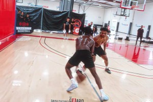 库里看见勇士第三节反超激动的进行庆祝