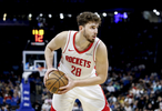 率先发力！申京转身过掉特纳上篮得手半节4中4贡献8分