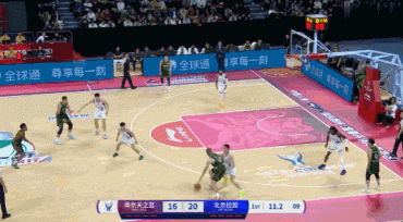 这外援有点猛！马内克强碾隔扣孟子凯后者直接摔出场外